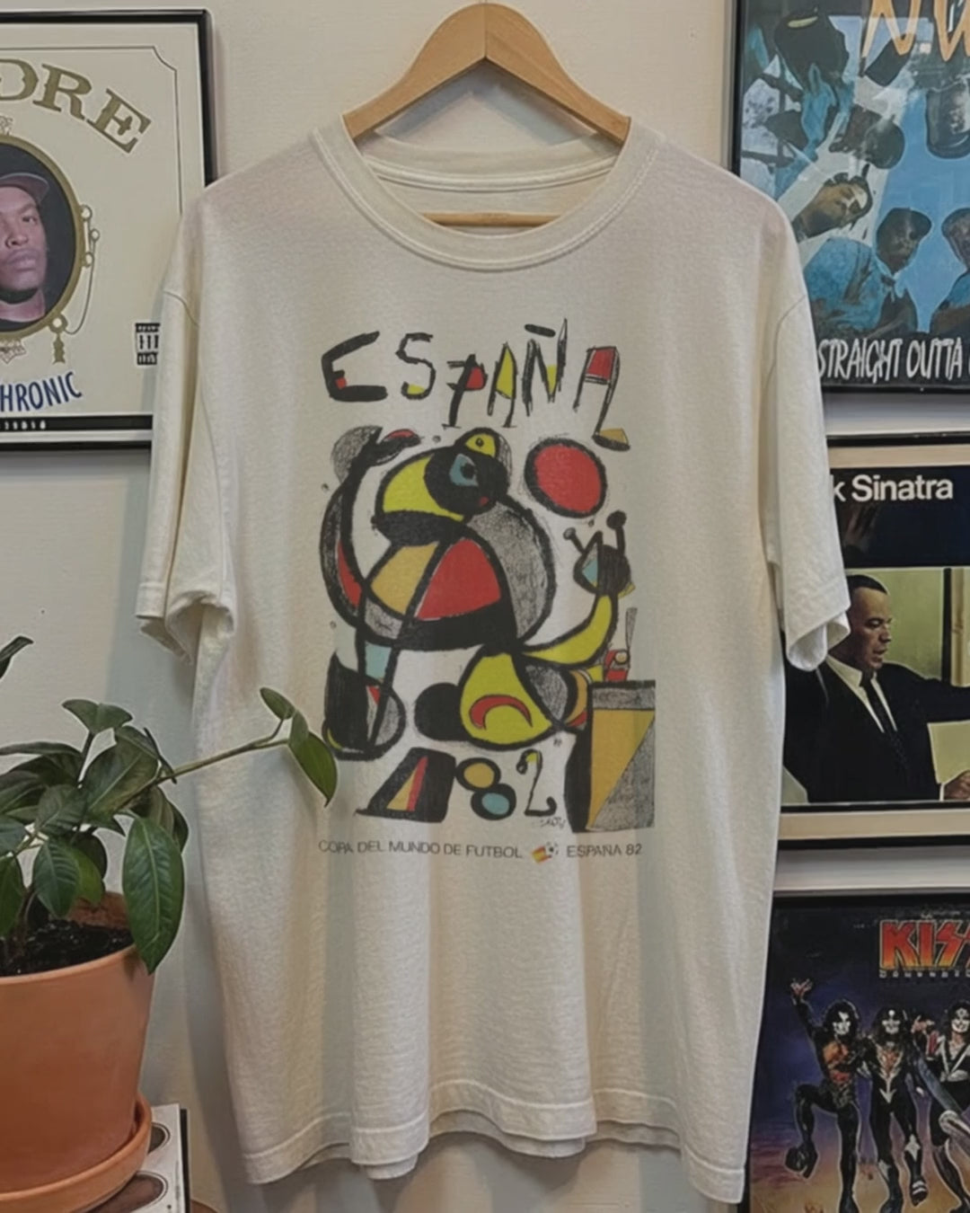82 Spain World Cup España Washed White Tee product video [GB-DPA:152300732a05]